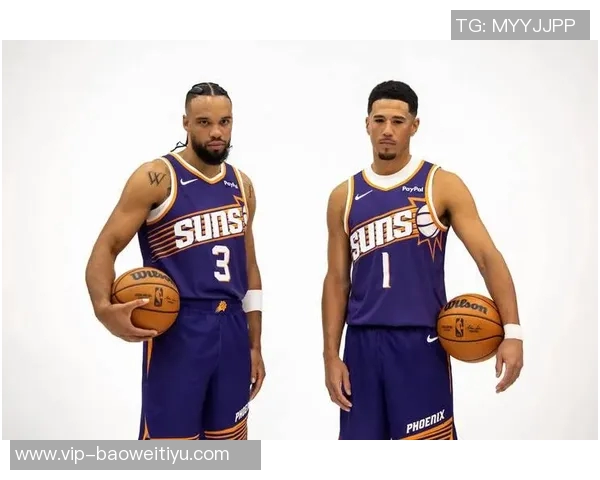 布克首节表现出色三分球未中依然轻松拿下12分2板2助